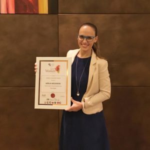 Dr. Natalia Wiechowski hält die Auszeichnung für GCC Women in den Händen.