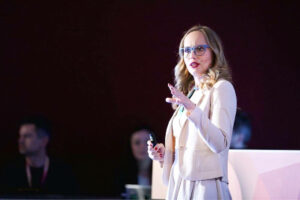 Dr. Natalia Wiechowski steht auf der Bühne und hält eine Keynote.